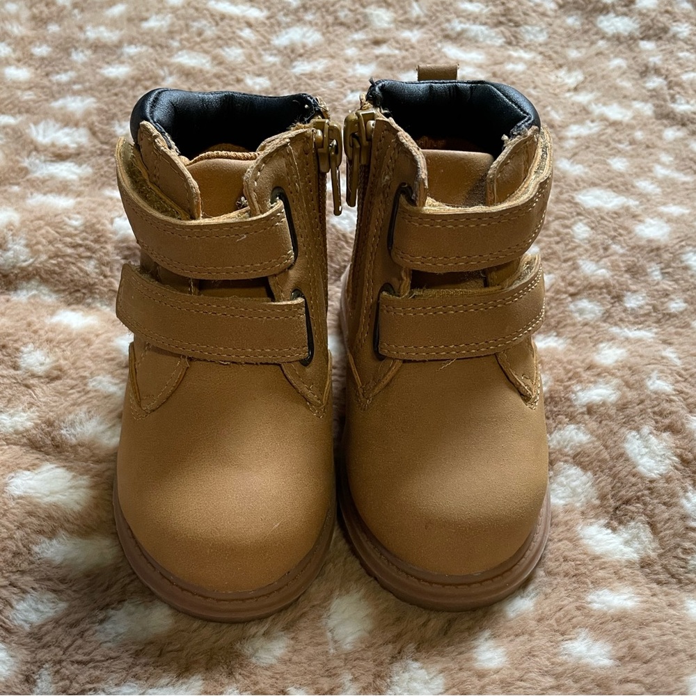 Wonder Nation baby Tucker boots.